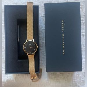 Rose Gold chain Evergold in black watch Daniel Wellington: Petite Melrose